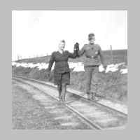 022-0496 Anneliese Heymuth und Herbert Tulodetzki als Verlobte 1941 auf den Gleisen der Kleinbahn.jpg